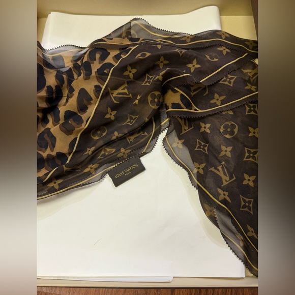 Authentic Rare Silk Louis Vuitton Scarf - Like New - Picture 9 of 14